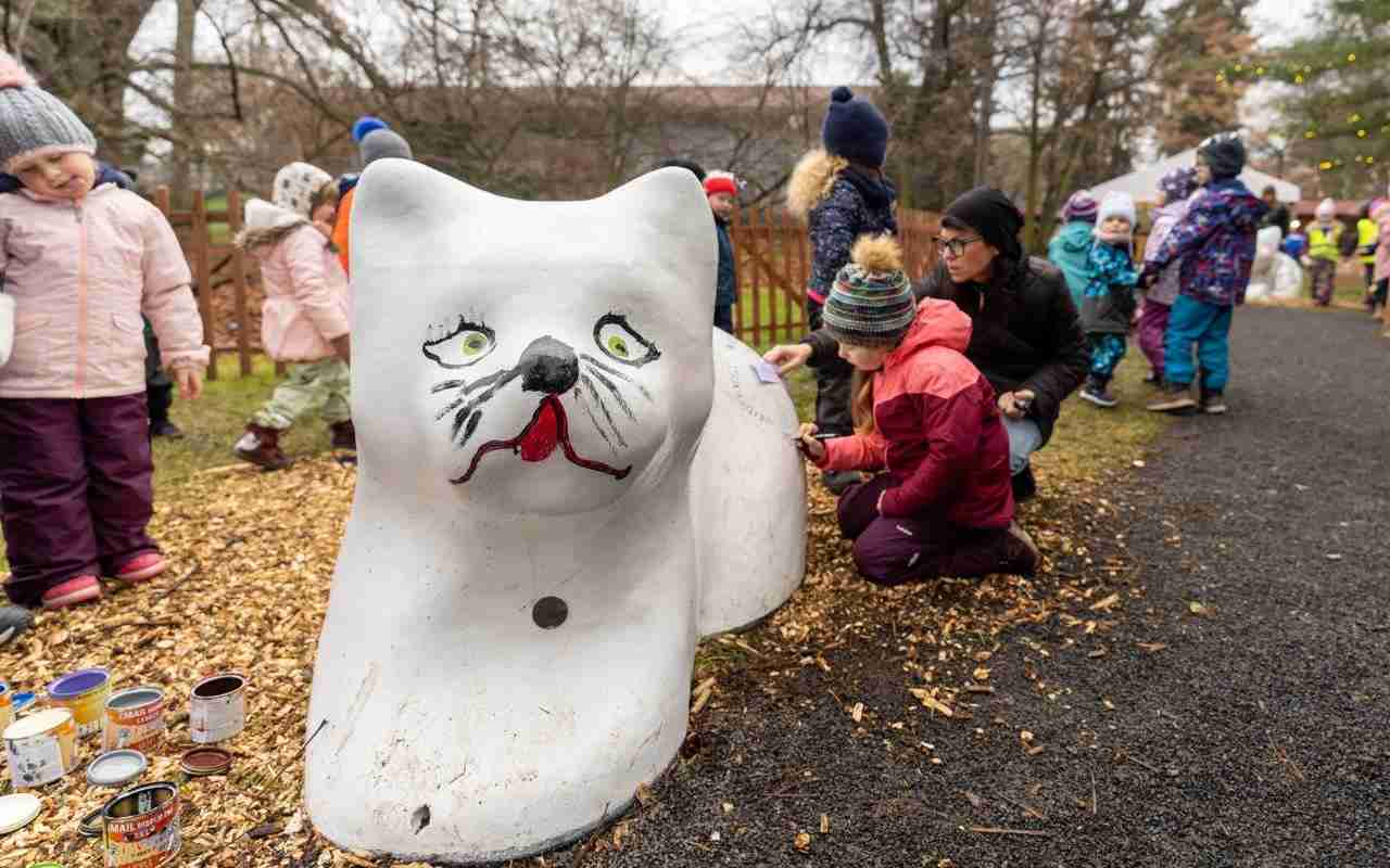 FOTO: Děti z chomutovských mateřinek zdobily vánoční park. O vítězi rozhodnou návštěvníci trhů