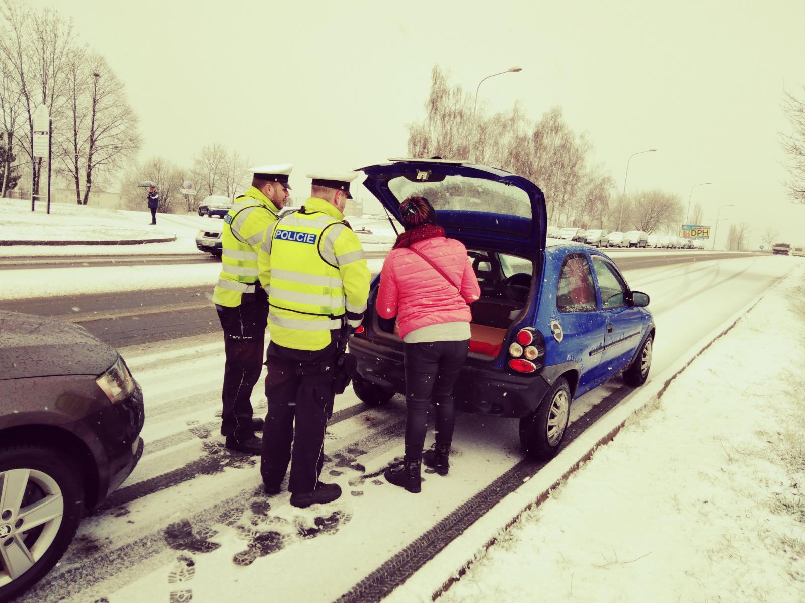 Bez řidičáku, opilí nebo zfetovaní. Policisté na Chomutovsku během víkendu chytili hned několik hříšníků za volantem