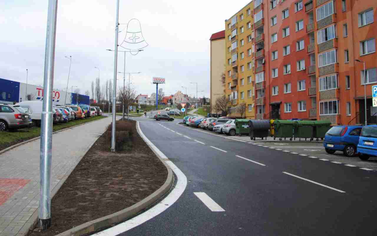 Řidiči se dočkali! Silnice ve Smetanových sadech v Jirkově bude od pátku kompletně průjezdná