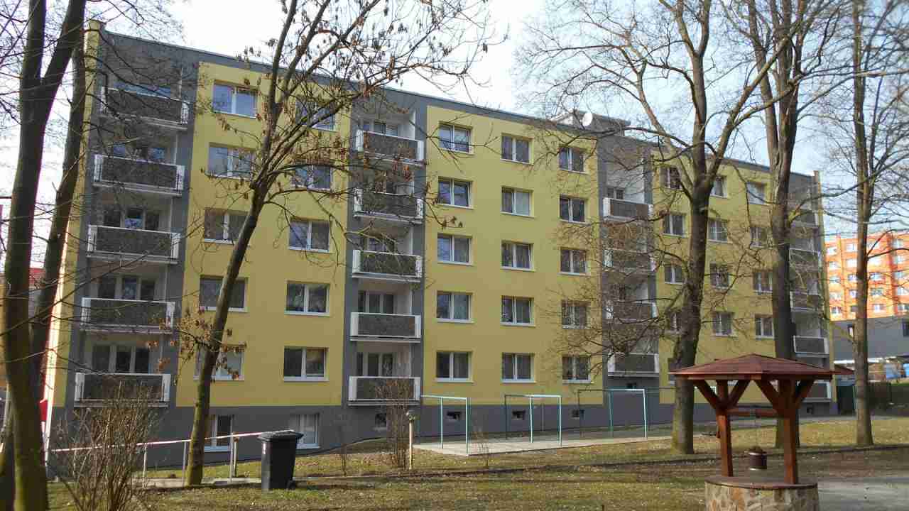 Klášterecká radnice chce šetřit. Na budově městského ústavu sociálních služeb plánuje fotovoltaiku