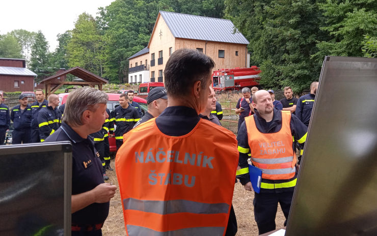 HŘENSKO: Drony mají v parku pořád práci. Na místě je stále přes sto hasičů 