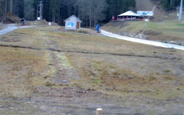 Klínovec bez sněhu. Pohled skrz webovou kameru. Zdroj: klinovec.cz Klínovec bez sněhu. Pohled skrz webovou kameru. Zdroj: klinovec.cz
