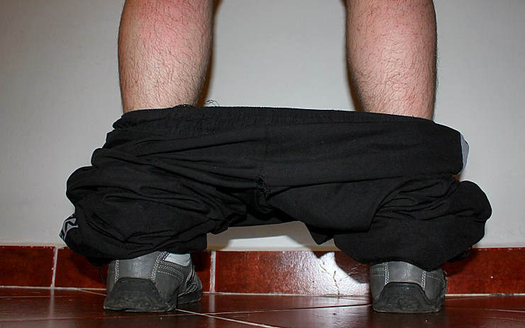 Muž si před ženami stahoval kalhoty. Ilustrační foto: www.e-chomutovsko.cz