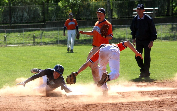 V prvním zápase Chomutov Radotín těsně porazil, ve druhé kapituloval. Foto: Josef Griml softball125