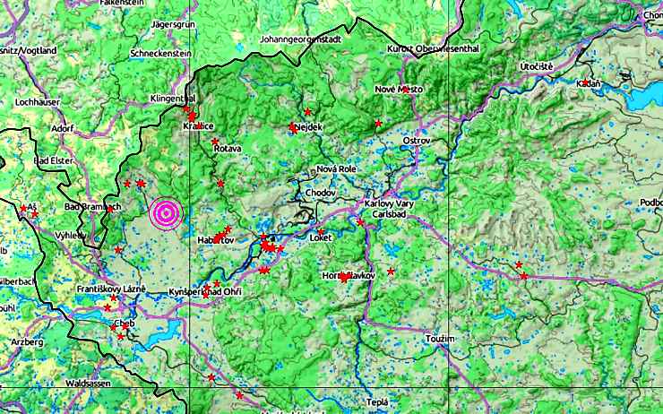 Výřez z mapky Geofyzikálního ústavu. Hvězdičky označují místa, kde licé pocítili zemětřesení. Zdroj: www.ig.cas.cz