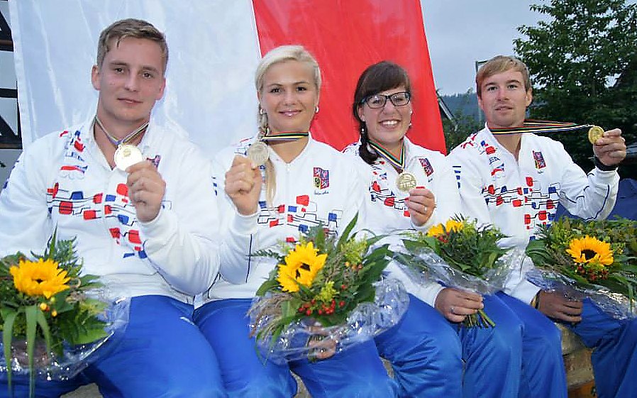 Úspěšné družstvo české reprezentace. Druhá zprava je jirkovská Barbora Procházková. Foto: Martina Schleger a Tomáš Procházka medaile169