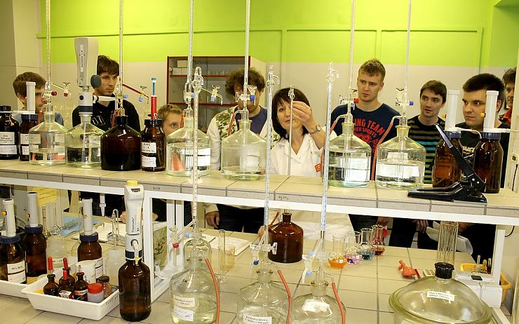 Studenti se seznámili i s provozem chemických laboratoří v Elektrárně Tušimice. Foto: Ota Schnepp