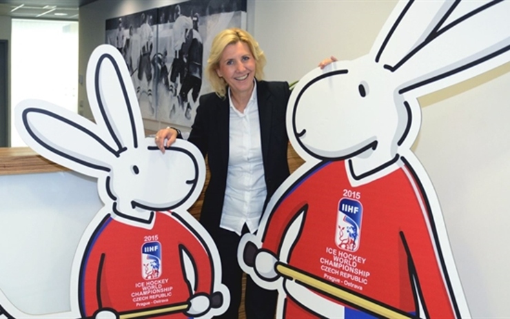 Generální sekretářka organizačního výboru Mistrovství světa IIHF v ledním hokeji 2015 Markéta Štěrbová s maskoty mistrovství. Foto: zdroj http://www.iihfworlds2015.com bob a bobek271