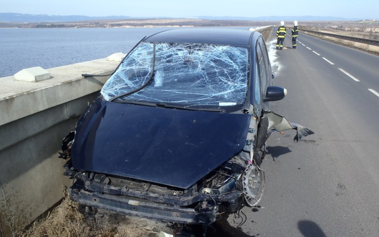 Nehoda na hrázi Nechranické přehrady. Foto: HZS Ústeckého kraje Nehoda na hrázi Nechranické přehrady. Foto: HZS Ústeckého kraje