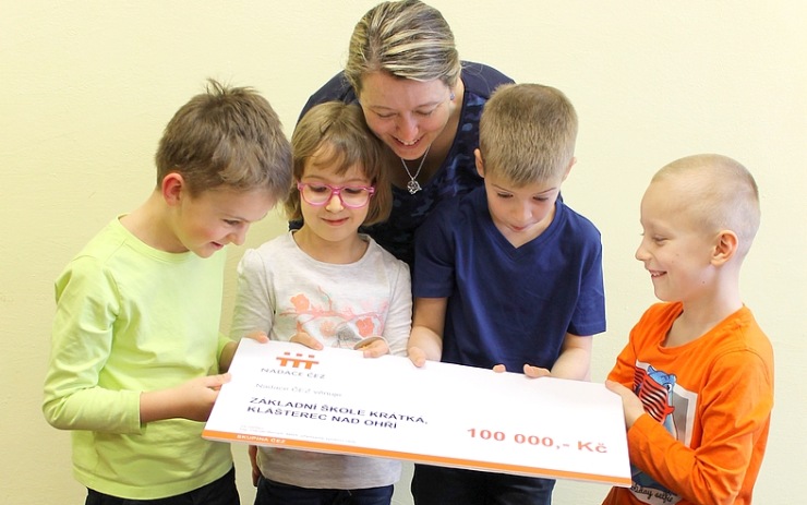 Učitelka Gabriela Jedličková, Dominik, Adélka, Adam a Jiří Kryštof se symbolickým šekem na 100 000 korun od Nadace ČEZ. Částka poslouží na rozvoj kroužku zábavné logiky.  Foto: Ota Schnepp