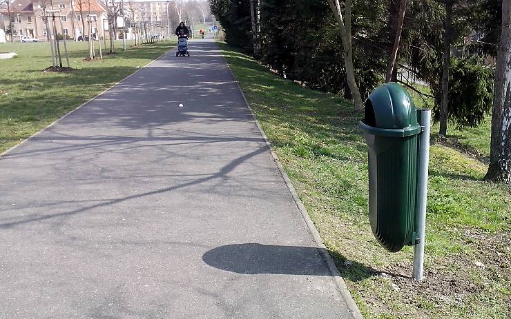 U cyklostezky jsou nové koše. Foto: TSMCH