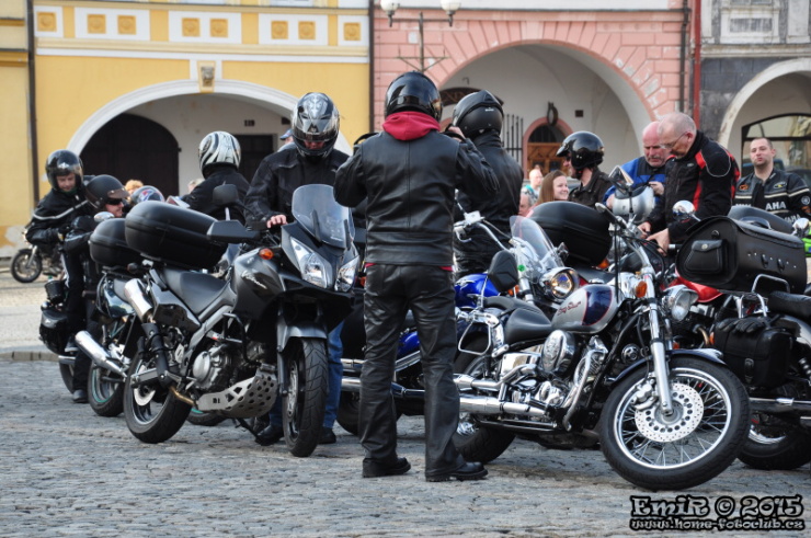 Stovky motorkářů se sjely do Kadaně. Zdroj: www.home-fotoklub.cz Stovky motorkářů se sjely do Kadaně. Zdroj: www.home-fotoklub.cz