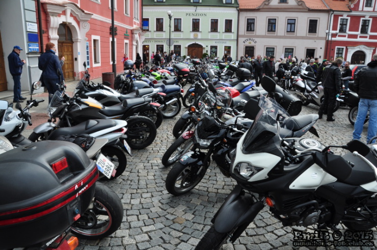 Stovky motorkářů se sjely do Kadaně. Zdroj: www.home-fotoklub.cz Stovky motorkářů se sjely do Kadaně. Zdroj: www.home-fotoklub.cz