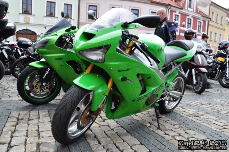 Stovky motorkářů se sjely do Kadaně. Zdroj: www.home-fotoklub.cz Stovky motorkářů se sjely do Kadaně. Zdroj: www.home-fotoklub.cz