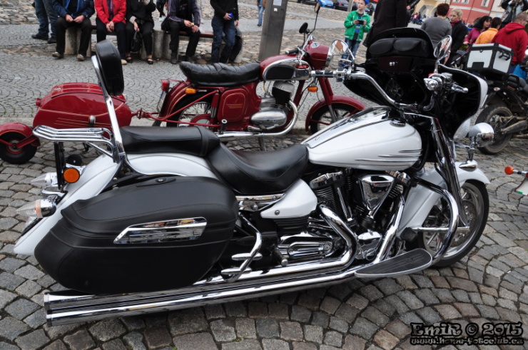 Stovky motorkářů se sjely do Kadaně. Zdroj: www.home-fotoklub.cz Stovky motorkářů se sjely do Kadaně. Zdroj: www.home-fotoklub.cz