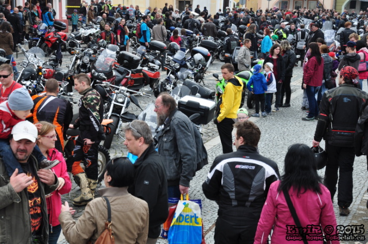 Stovky motorkářů se sjely do Kadaně. Zdroj: www.home-fotoklub.cz Stovky motorkářů se sjely do Kadaně. Zdroj: www.home-fotoklub.cz
