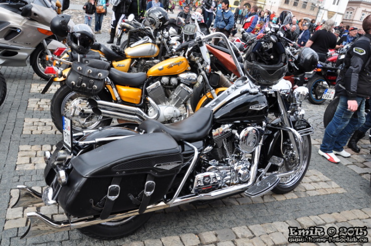 Stovky motorkářů se sjely do Kadaně. Zdroj: www.home-fotoklub.cz Stovky motorkářů se sjely do Kadaně. Zdroj: www.home-fotoklub.cz