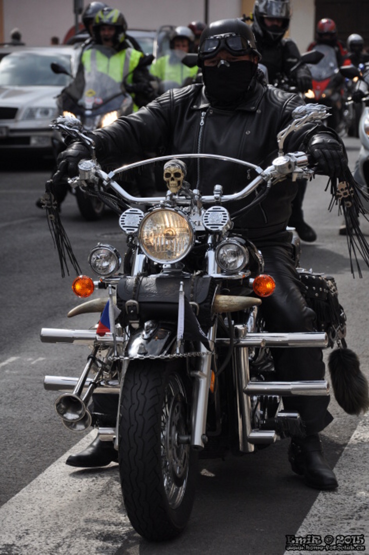 Stovky motorkářů se sjely do Kadaně. Zdroj: www.home-fotoklub.cz Stovky motorkářů se sjely do Kadaně. Zdroj: www.home-fotoklub.cz