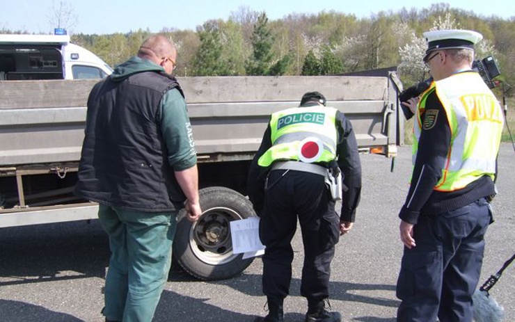 Čeští a němečtí policisté se zaměřili na nákladní auta. Zdroj: Policie ČR Čeští a němečtí policisté se zaměřili na nákladní auta. Zdroj: Policie ČR