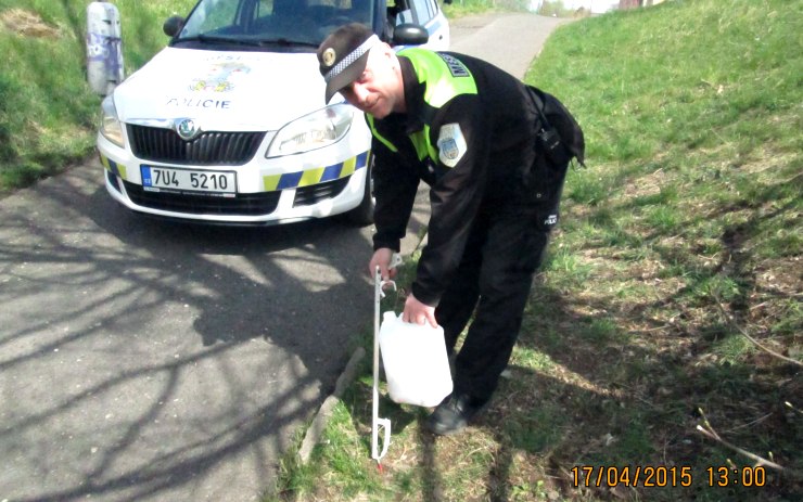 Strážník při sběru injekce na ulici. Foto: MP Chomutov