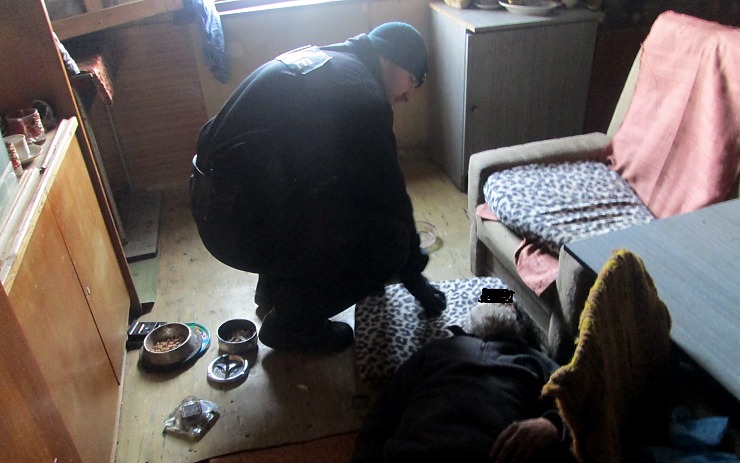 Strážníci ošetřují ležícího muže. Foto: MP Chomutov Strážníci ošetřují ležícího muže. Foto: MP Chomutov