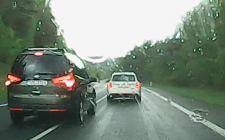 Že je horší viditelnost, omezená rychlost a plná čára na silnici? Tomuto řidiči to evidentně nevadí. Foto: e-chomutovsko.cz Že je horší viditelnost, omezená rychlost a plná čára na silnici? Tomuto řidiči to evidentně nevadí. Foto: e-chomutovsko.cz