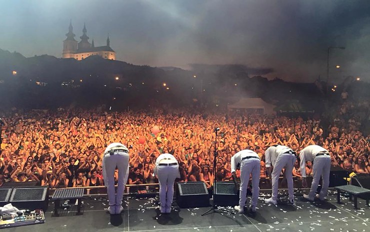 Kapela Mandrage děkuje fanouškům v Kadani. Foto: FB Mandragecz