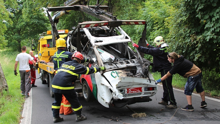 Likvidace následků nehody při závodech v Hradišti. Foto: Olga Markuzziová