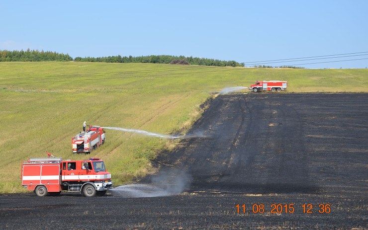 Požár strniště u Března. Foto: HZS ÚK Stanice Chomutov Požár strniště u Března. Foto: HZS ÚK Stanice Chomutov