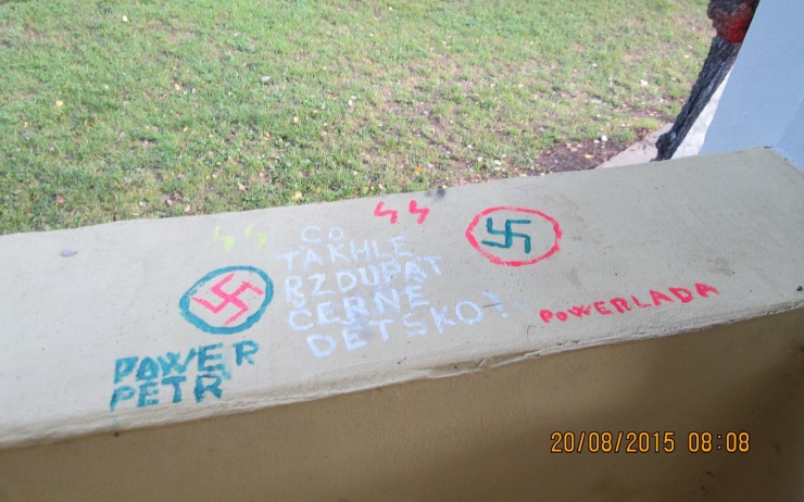 Podezřelé symboly a nápis na altánu v chomutovském parku. Foto: MP Chomutov