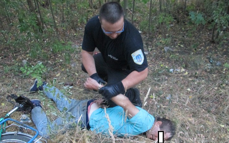 Pachatel v poutech. Foto: MP Chomutov