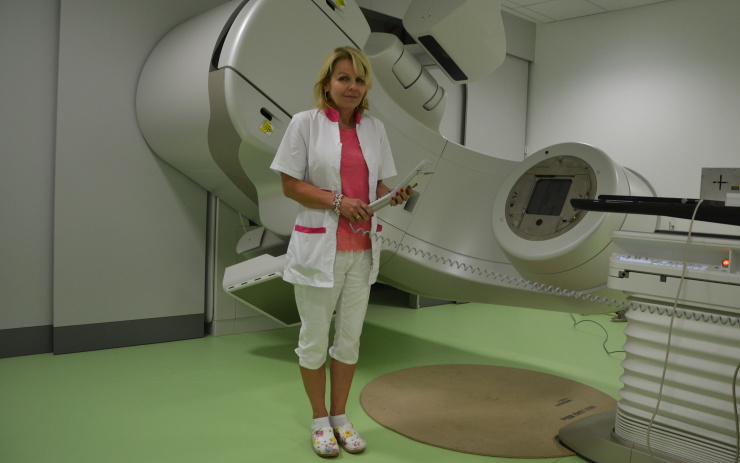Primářka MUDr. Martina Chodacká představuje nový, druhý lineární urychlovač ústecké onkologie V Podhájí. Zdroj: www.kzcr.eu Primářka MUDr. Martina Chodacká představuje nový, druhý lineární urychlovač ústecké onkologie V Podhájí. Zdroj: www.kzcr.eu
