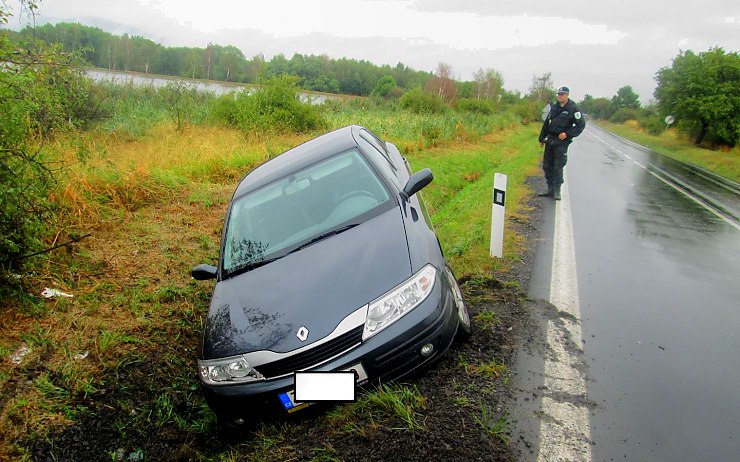 Renault zůstal v příkopu. Foto: MP Chomutov Renault zůstal v příkopu. Foto: MP Chomutov