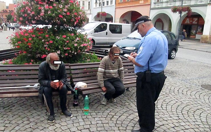 Chomutovský strážník řeší problémy s bezdomovci na náměstí. Ilustrační foto