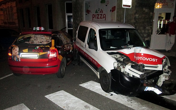 Následky noční nehody v Chomutově. Foto: MP Chomutov Následky noční nehody v Chomutově. Foto: MP Chomutov