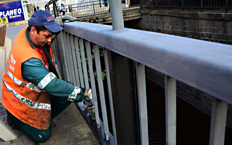 V současné době technické služby dokončují nátěr zábradlí u řeky Chomutovky. Foto:TS Chomutov V současné době technické služby dokončují nátěr zábradlí u řeky Chomutovky. Foto:TS Chomutov