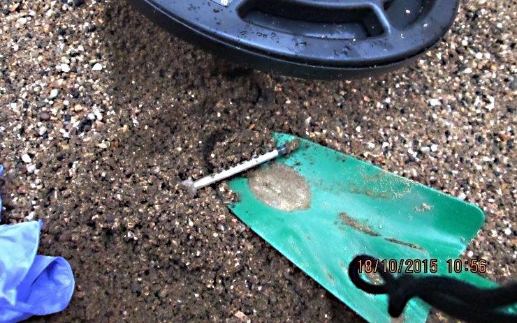 Nalezená injekční stříkačka. Foto:MP Chomutov Nalezená injekční stříkačka. Foto:MP Chomutov