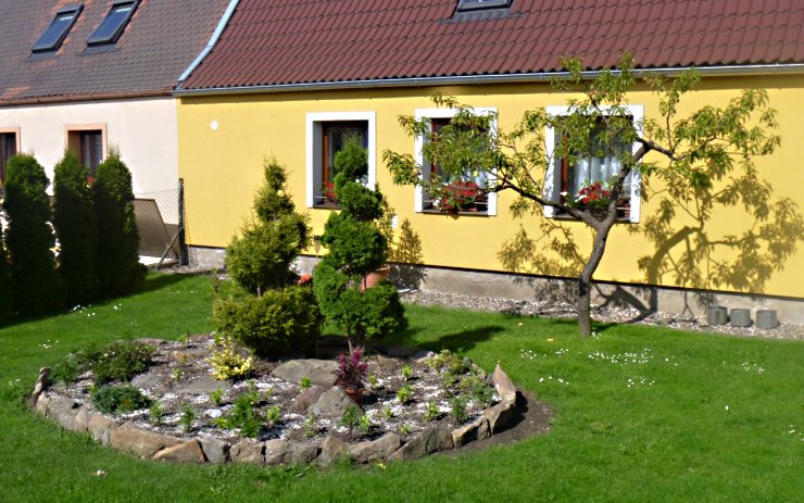 Vítězná předzahrádka v kategorii rodinné domy patří Miroslavě Lauferové. Foto: radnice Klášterec nad Ohří Vítězná předzahrádka v kategorii rodinné domy patří Miroslavě Lauferové. Foto: radnice Klášterec nad Ohří