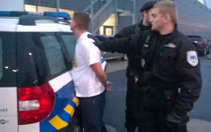 Strážníci chytili hradeckého vandala. Foto: MP Chomutov Strážníci chytili hradeckého vandala. Foto: MP Chomutov