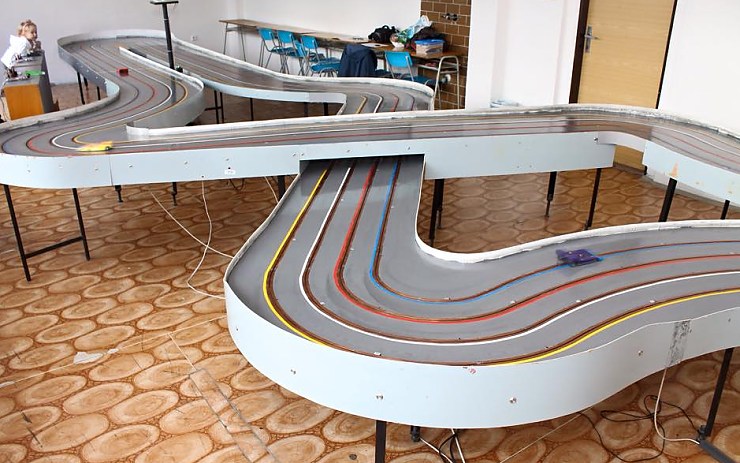 25,5 metrů dlouhá autodráha v DDM Chomutov. Foto: Jaroslav Forejt 25,5 metrů dlouhá autodráha v DDM Chomutov. Foto: Jaroslav Forejt