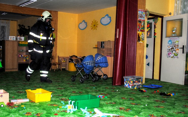 Hasič prochází všechny místnosti ve školce. Foto: město Jirkov Hasič prochází všechny místnosti ve školce. Foto: město Jirkov