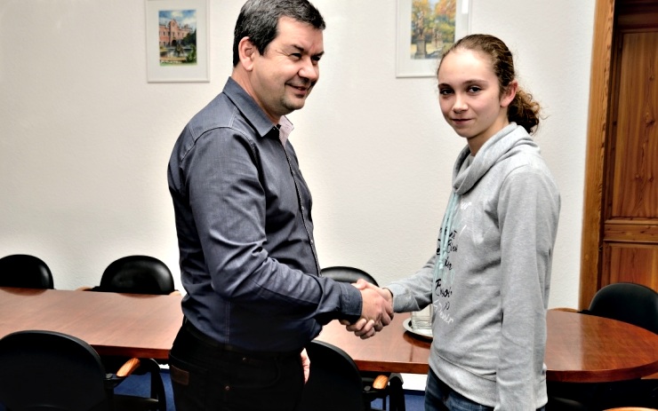   Starosta Štefan Drozd blahopřeje karatistce Babetě Dlouhé. Foto: Město Klášterec nad Ohří