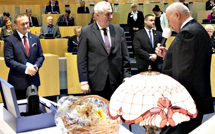 Prezident Miloš Zeman dostal během návštěvy Ústeckého kraje spousty darů. Zdroj: kr-ustecky.cz