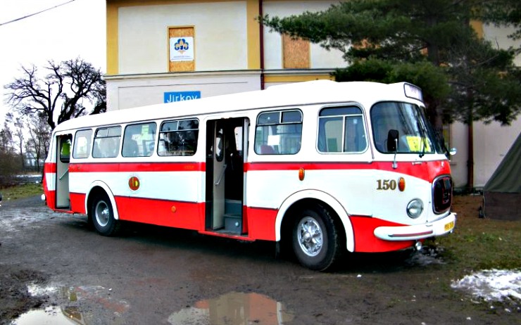 Historický autobus, který přiveze Betlémské světlo. Zdroj: www.svetylko.junak-chomutov.cz