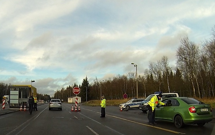 Některá vozidla policisté zastaví, jiná nechají jen pomalou jízdou projet okolo. Foto: Oldřich Hájek
