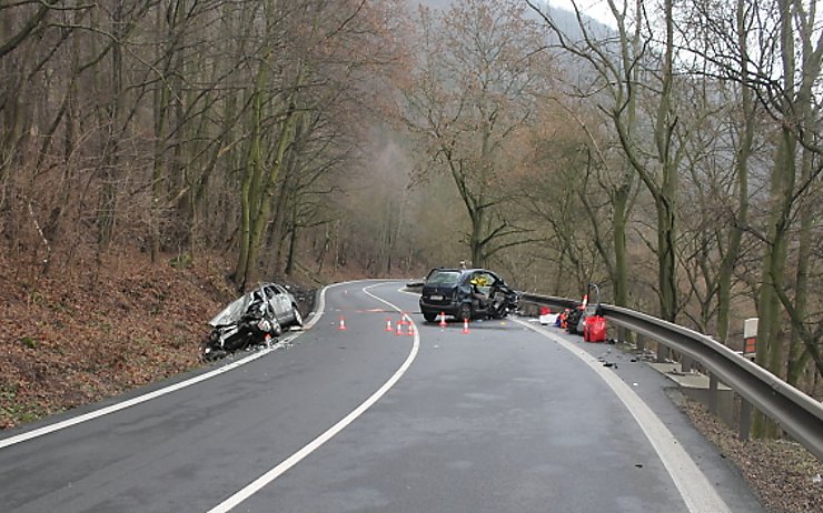 Vozidla po střetu v serpentinách u Ohře. Foto: Policie ČR