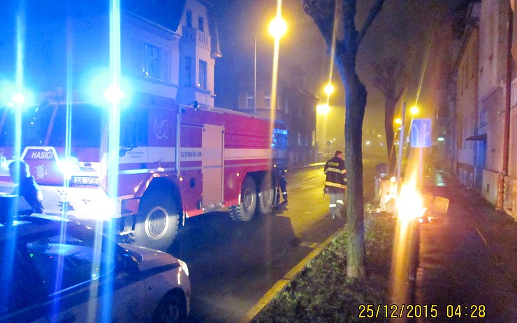 Hasiči likvidují požár popelnic. Foto: MP Chomutov