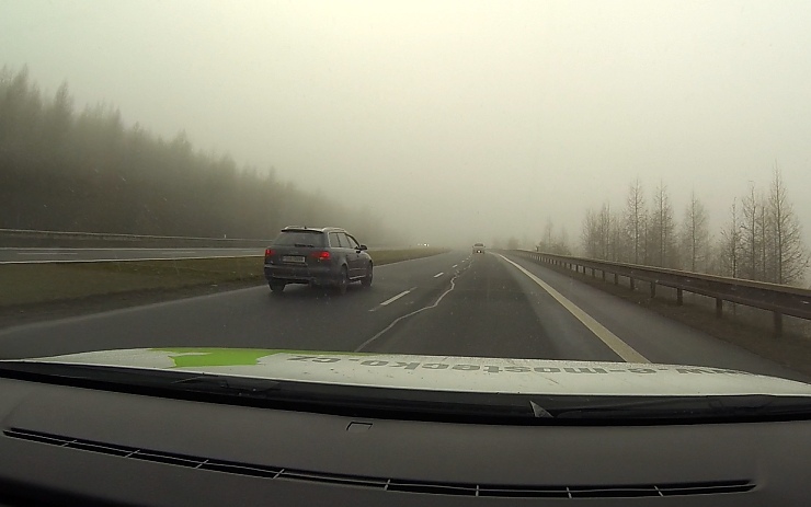 Koridor se čtyřmi jízdními pruhy mezi Komořany a Jirkovem. Foto: Oldřich Hájek