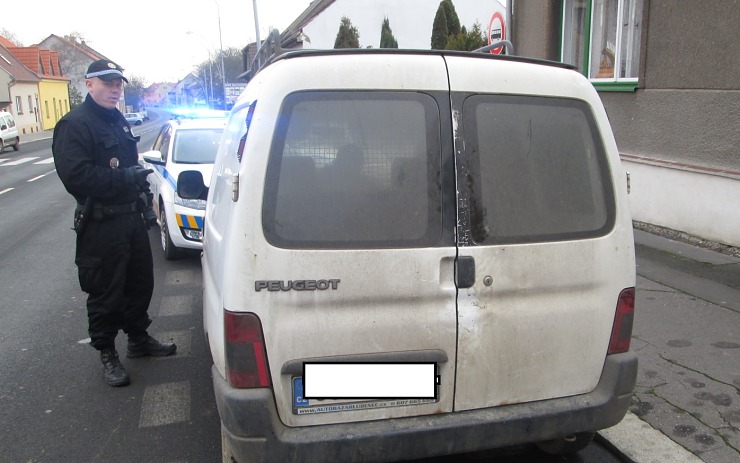 Auto, ve kterém seděl onanující muž. Foto: Měp Chomutov Auto, ve kterém seděl onanující muž. Foto: Měp Chomutov
