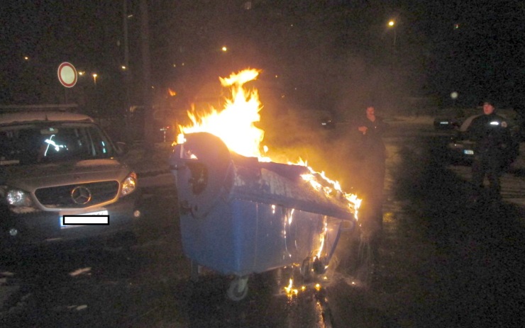 Hořící kontejner na papír. Foto: MP Chomutov